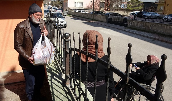 Foto - Poşetini dolduran gidiyor | Bu bakkalda para geçmiyor