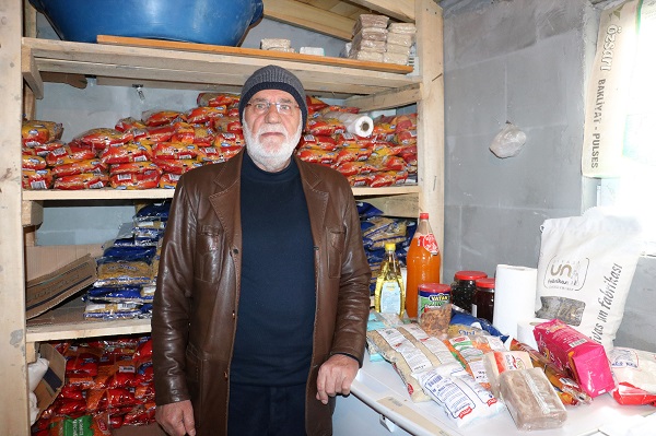 Poşetini dolduran gidiyor | Bu bakkalda para geçmiyor