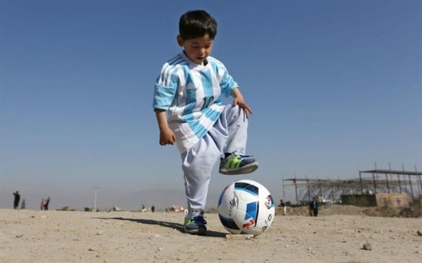 Foto - Poşetten Messi forması giyen Afganistanlı Murtaza'nın hikayesi