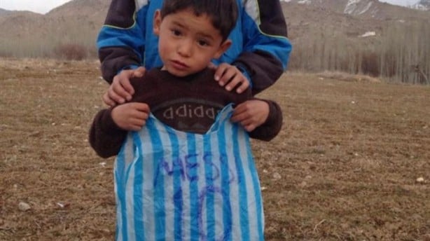 Foto - Poşetten Messi forması giyen Afganistanlı Murtaza'nın hikayesi