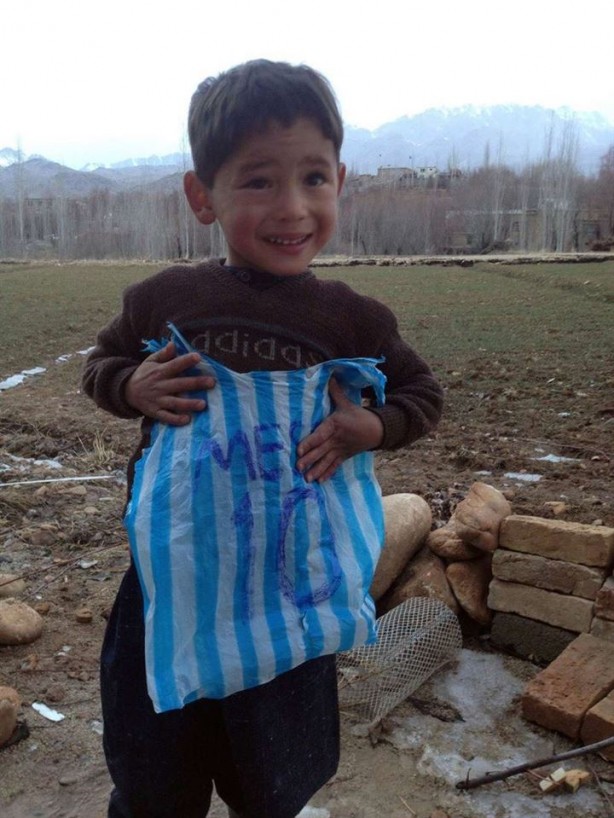 Foto - Poşetten Messi forması giyen Afganistanlı Murtaza'nın hikayesi