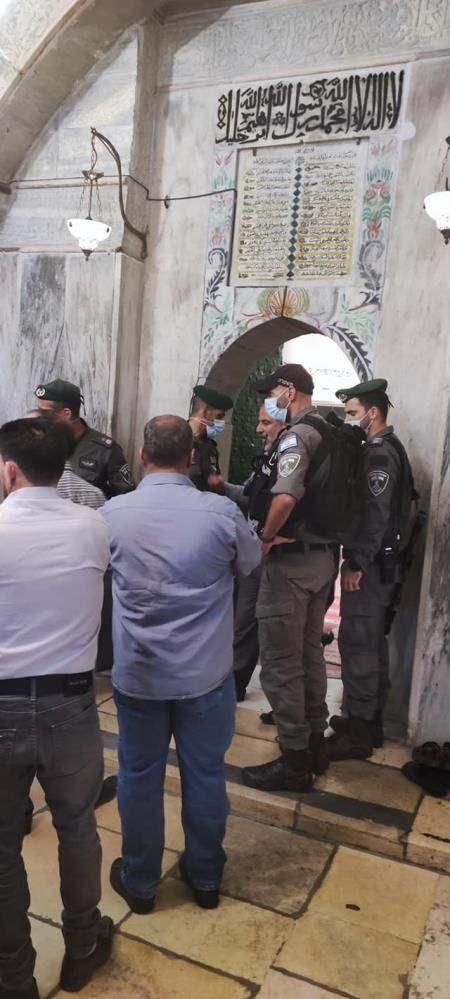 Foto - Postallarıyla Harem-i İbrahim Camii'ne girip ibadet edenleri çıkardılar