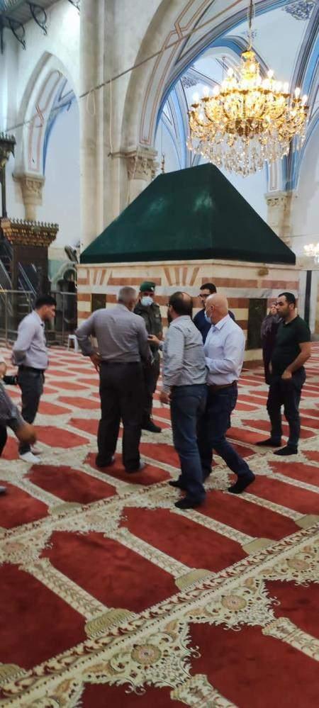 Foto - Postallarıyla Harem-i İbrahim Camii'ne girip ibadet edenleri çıkardılar