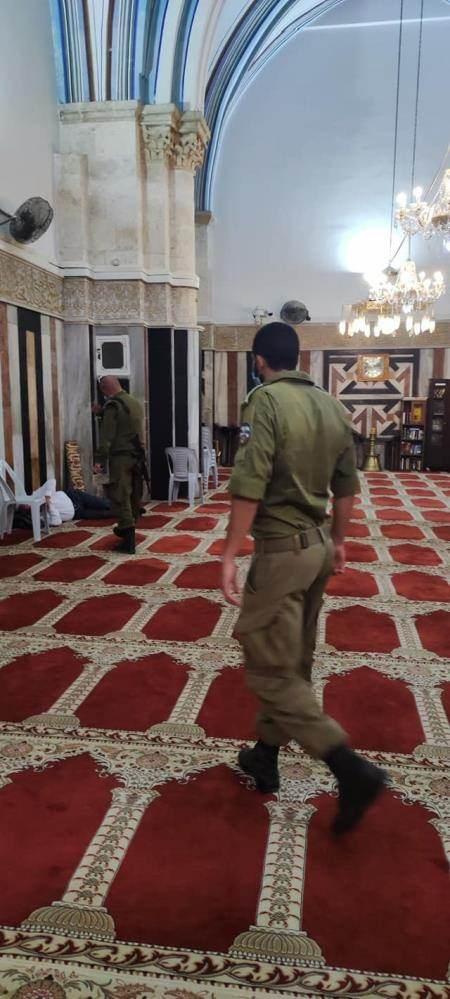 Foto - Postallarıyla Harem-i İbrahim Camii'ne girip ibadet edenleri çıkardılar