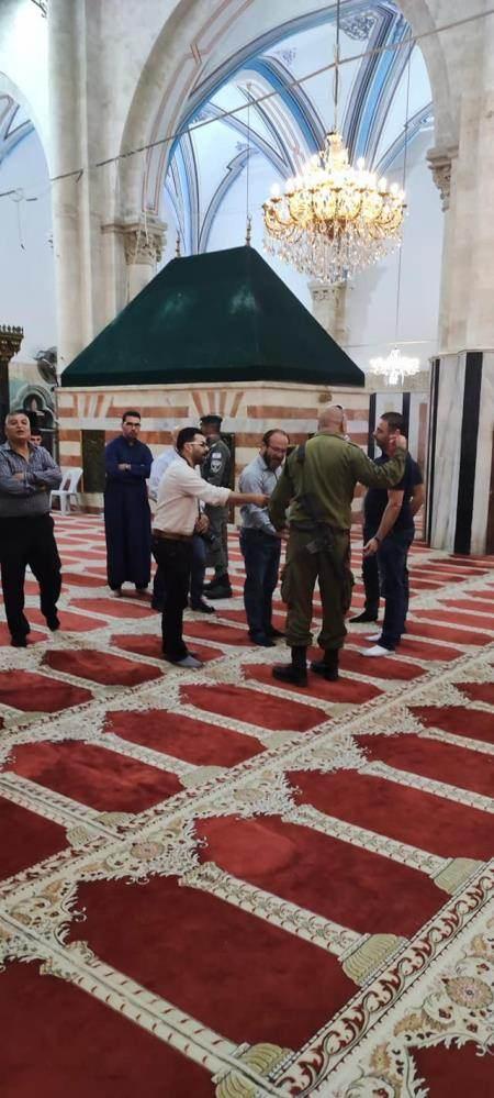 Foto - Postallarıyla Harem-i İbrahim Camii'ne girip ibadet edenleri çıkardılar