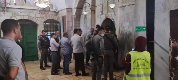 Foto - Postallarıyla Harem-i İbrahim Camii'ne girip ibadet edenleri çıkardılar