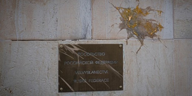 Foto - Prag'da Rus Büyükelçiliği önünde protesto!