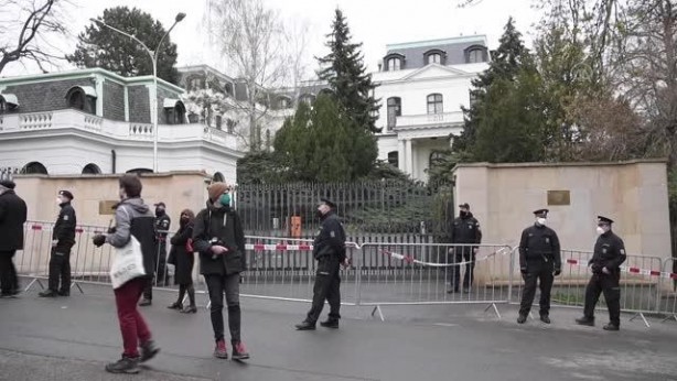 Prag'da Rus Büyükelçiliği önünde protesto!