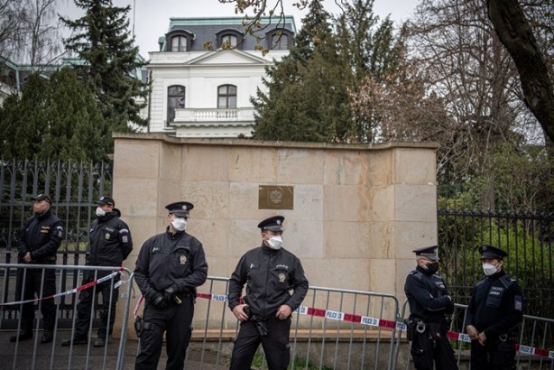 Foto - Prag'da Rus Büyükelçiliği önünde protesto!