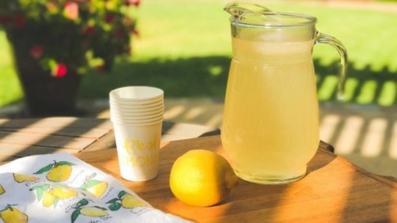 Pratik ve damaklardan silinmeyecek bir tad! İşte ev yapımı şekersiz limonata tarifi