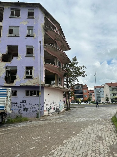 Foto - Programlara konu olan perili ev yıkıldı