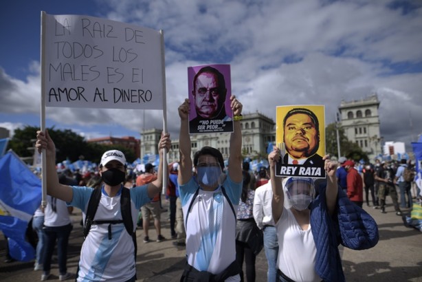 Foto - Protestocular hükümet binasını ateşe verdi! O ülke şokta