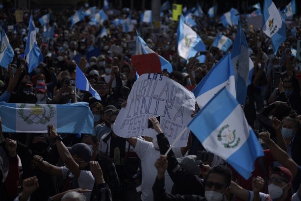Foto - Protestocular hükümet binasını ateşe verdi! O ülke şokta