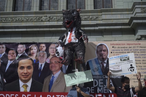 Foto - Protestocular hükümet binasını ateşe verdi! O ülke şokta