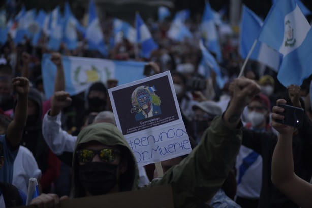 Foto - Protestocular hükümet binasını ateşe verdi! O ülke şokta