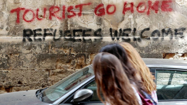 Foto - Protestolar dünyaya yayılıyor! Kimse turist istemiyor! Peki sebep ne?