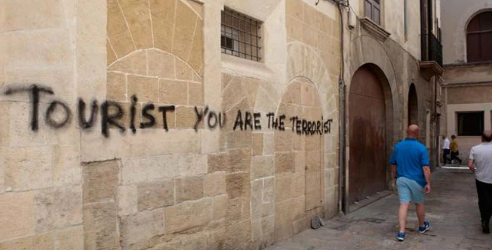 Foto - Protestolar dünyaya yayılıyor! Kimse turist istemiyor! Peki sebep ne?