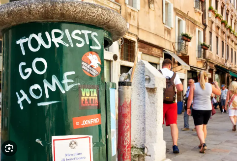 Foto - Protestolar dünyaya yayılıyor! Kimse turist istemiyor! Peki sebep ne?