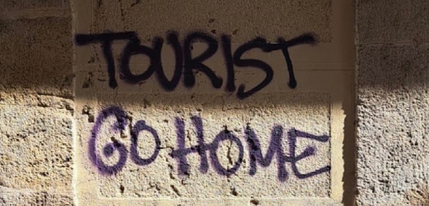 Foto - Protestolar dünyaya yayılıyor! Kimse turist istemiyor! Peki sebep ne?