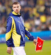 Foto - Protestolara Türk bayrağını göstererek karşılık vermişti! Yunan taraftarlardan Fenerbahçeli Dzeko için akılalmaz plan! Şeytanın bile aklına gelmez