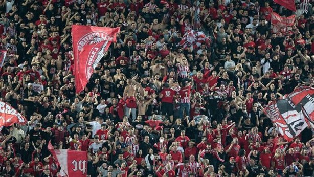 Foto - Protestolara Türk bayrağını göstererek karşılık vermişti! Yunan taraftarlardan Fenerbahçeli Dzeko için akılalmaz plan! Şeytanın bile aklına gelmez