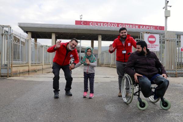 Protezlerine kavuşan Suriyeli Maya, ülkesine yürüyerek gitti