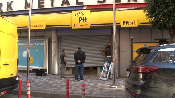 Foto - PTT şubesinin kapısı bozulunca olanlar oldu! Vatandaşlar sürünerek girip çıktı