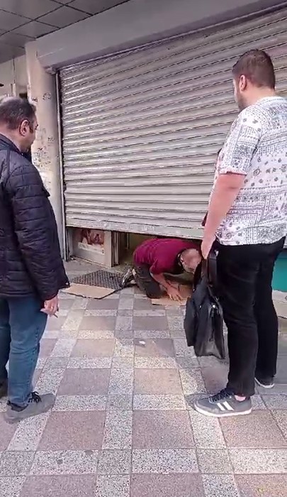 Foto - PTT şubesinin kapısı bozulunca olanlar oldu! Vatandaşlar sürünerek girip çıktı