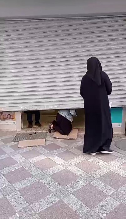 PTT şubesinin kapısı bozulunca olanlar oldu! Vatandaşlar sürünerek girip çıktı