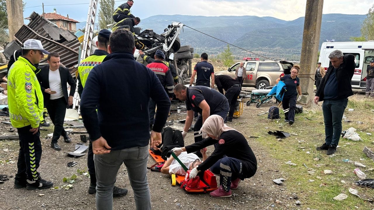 Foto - PTT’nin kargo kamyonu 25 metrelik köprüden uçtu: Aracın parçaları dört bir yana dağıldı