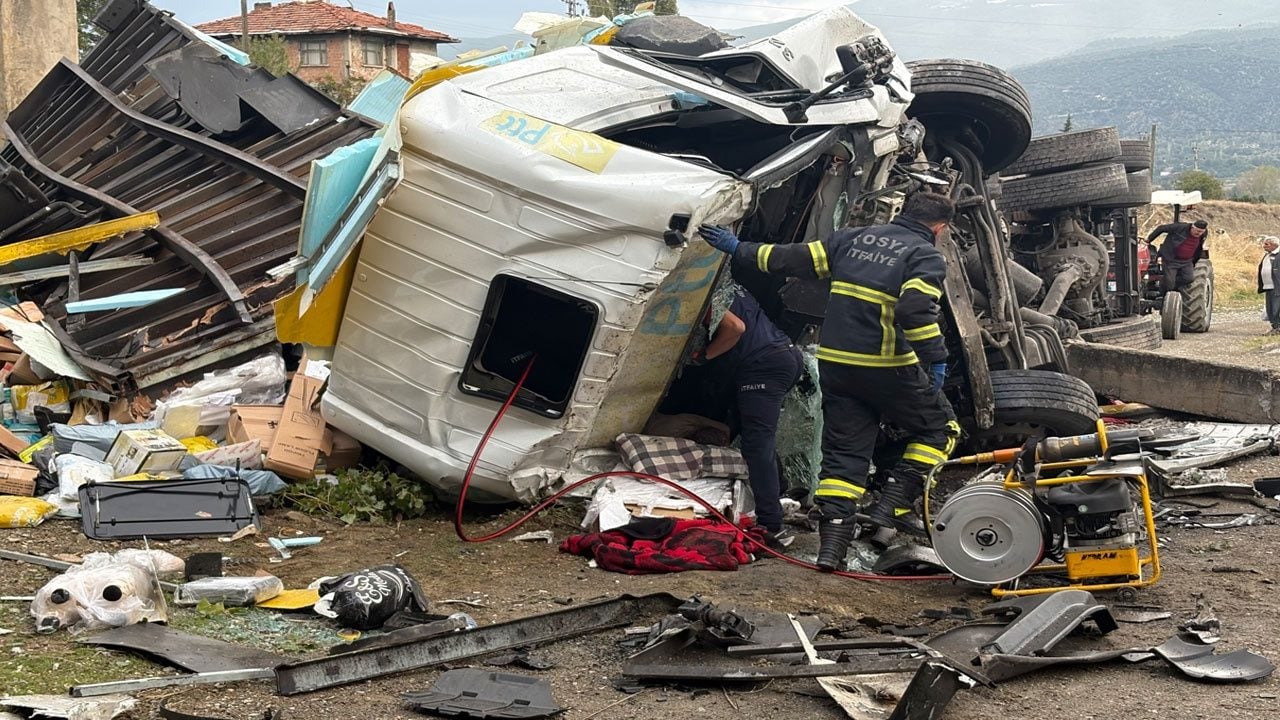 Foto - PTT’nin kargo kamyonu 25 metrelik köprüden uçtu: Aracın parçaları dört bir yana dağıldı
