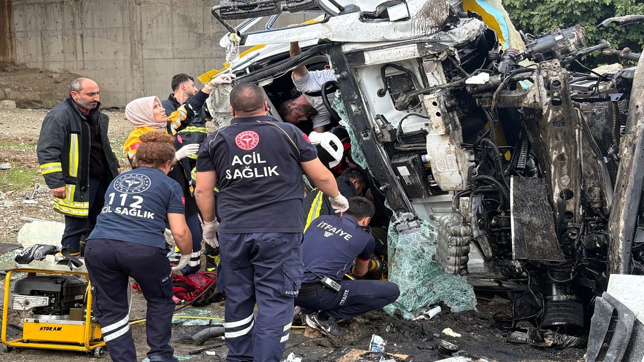 Foto - PTT’nin kargo kamyonu 25 metrelik köprüden uçtu: Aracın parçaları dört bir yana dağıldı