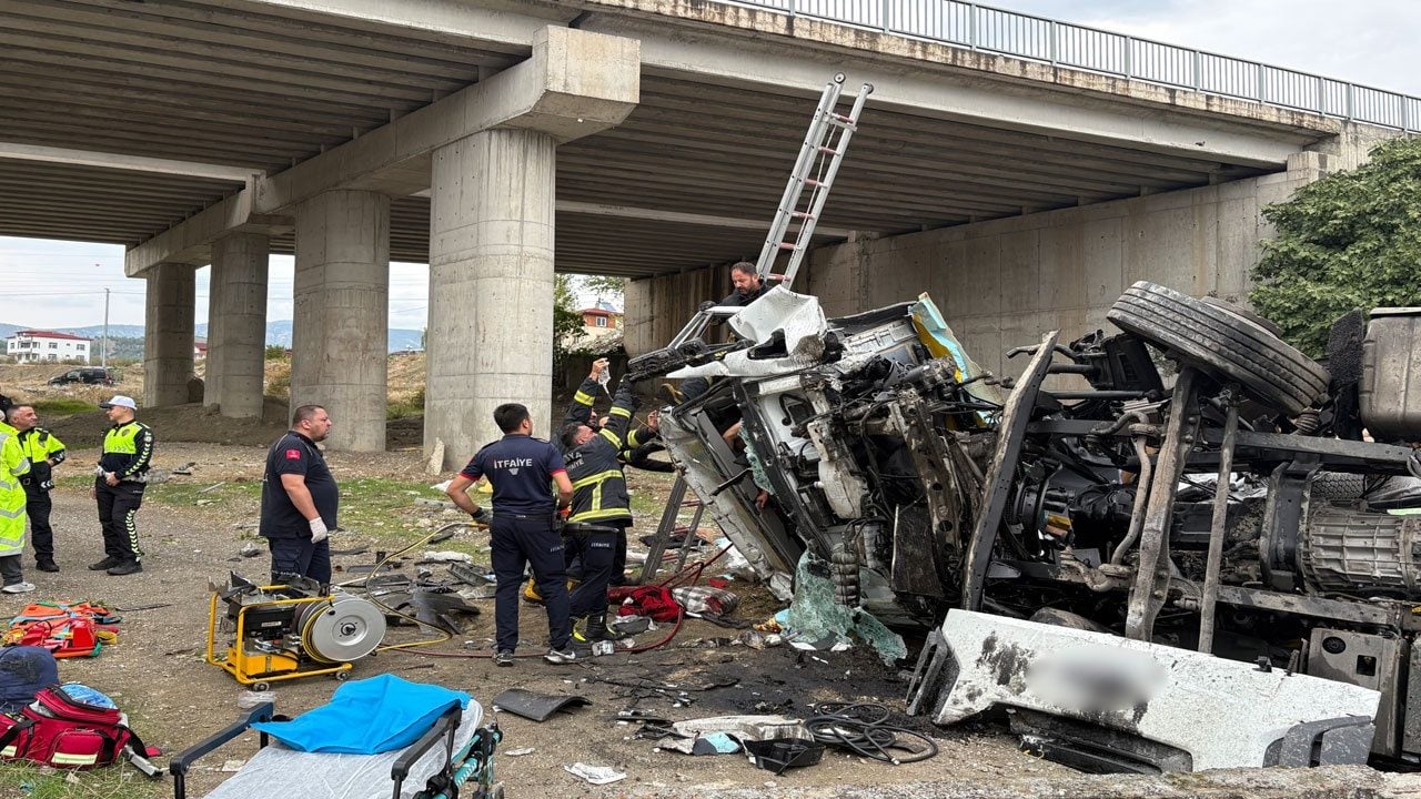 Foto - PTT’nin kargo kamyonu 25 metrelik köprüden uçtu: Aracın parçaları dört bir yana dağıldı