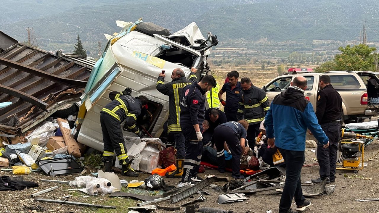 Foto - PTT’nin kargo kamyonu 25 metrelik köprüden uçtu: Aracın parçaları dört bir yana dağıldı