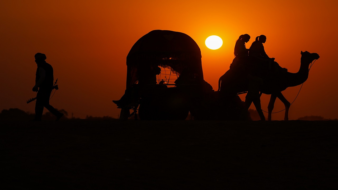 Foto - Pushkar Çölü'nde gün batımı! Altın kumlar üzerinde masalsı yolculuk