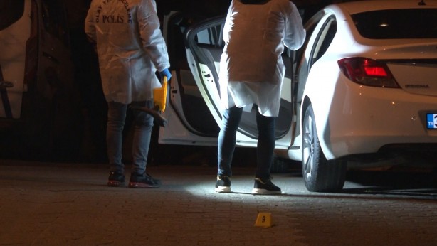 Foto - Pusu kurdukları husumetlilerinin otomobilini kurşunladılar