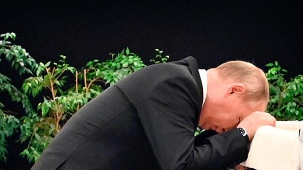 Putin tam anlamıyla yıkıldı! Bu kare dünya gündemini altüst etti