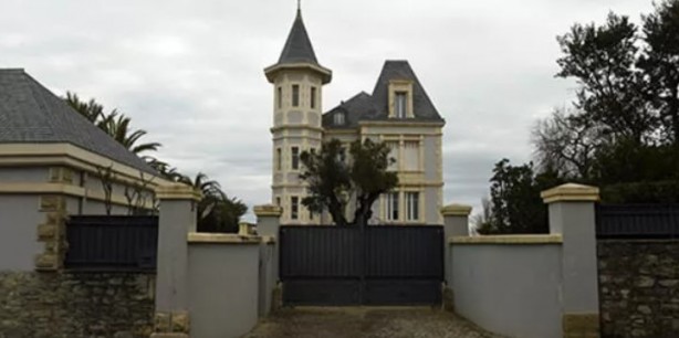 Foto - Putin'in kızının evine baskın! Ukrayna bayrağı diktiler