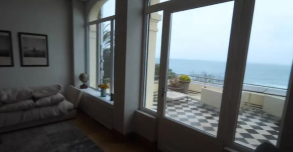 Foto - Putin'in kızının evine baskın! Ukrayna bayrağı diktiler