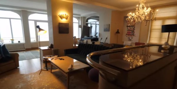 Foto - Putin'in kızının evine baskın! Ukrayna bayrağı diktiler