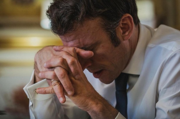 Foto - Putin'le görüştükten sonra bu hale geldi! Macron'un fotoğrafları yayınlandı