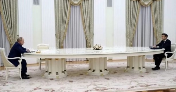 Foto - Putin'le görüştükten sonra bu hale geldi! Macron'un fotoğrafları yayınlandı