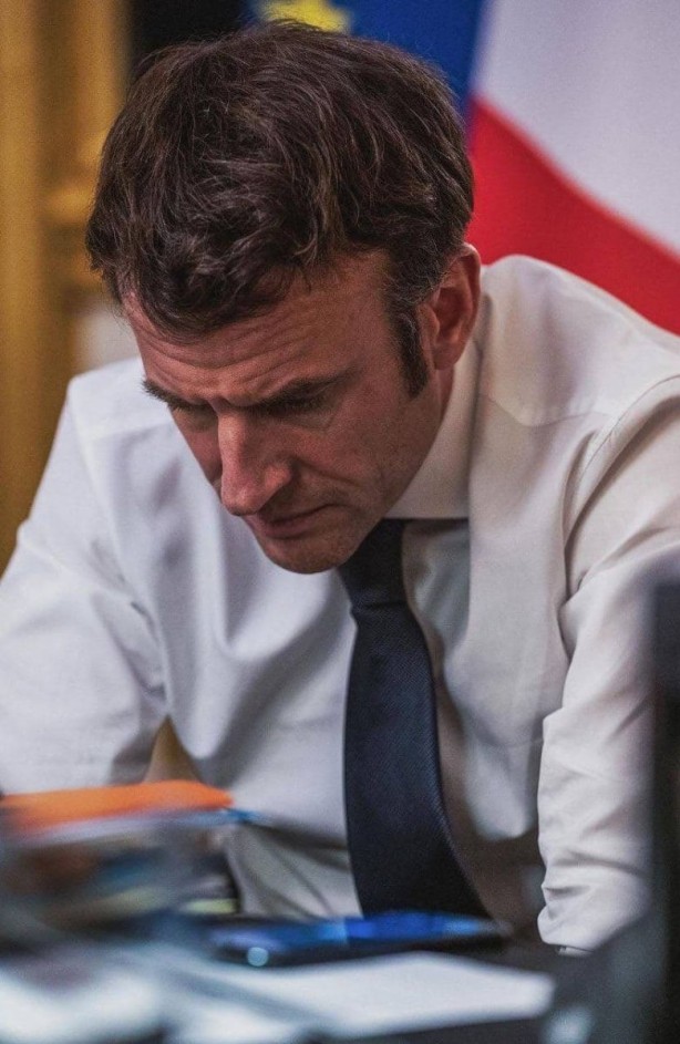 Foto - Putin'le görüştükten sonra bu hale geldi! Macron'un fotoğrafları yayınlandı