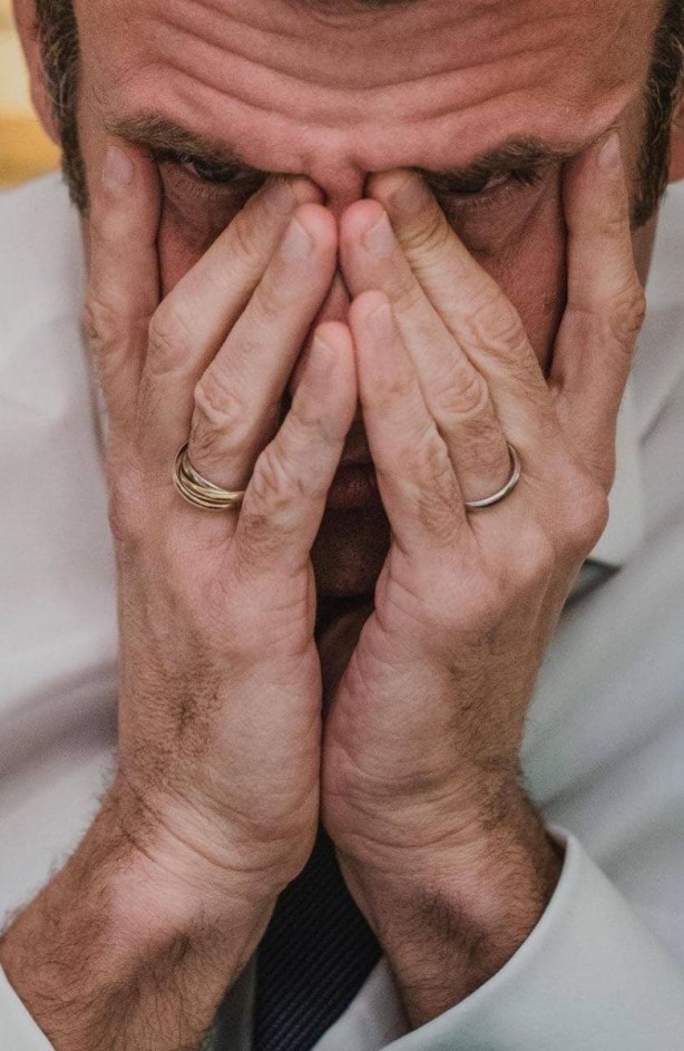 Foto - Putin'le görüştükten sonra bu hale geldi! Macron'un fotoğrafları yayınlandı