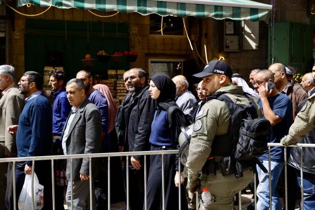 Foto - Rabbim, 'Kahhar' sıfatınla İsrail'i perişan eyle! Aksa'da üçüncü cuma namazı...