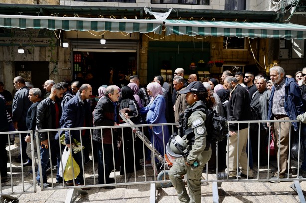 Foto - Rabbim, 'Kahhar' sıfatınla İsrail'i perişan eyle! Aksa'da üçüncü cuma namazı...