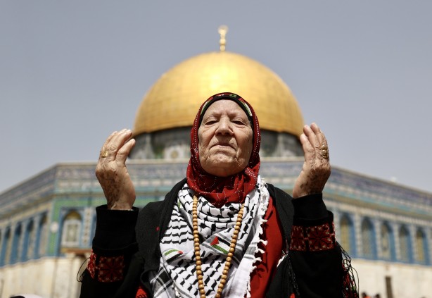 Foto - Rabbim, 'Kahhar' sıfatınla İsrail'i perişan eyle! Aksa'da üçüncü cuma namazı...