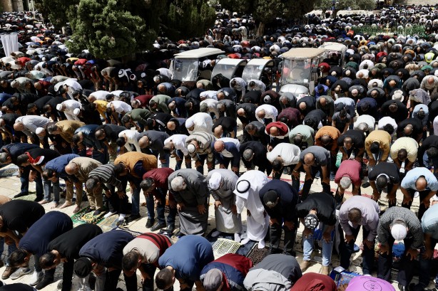 Foto - Rabbim, 'Kahhar' sıfatınla İsrail'i perişan eyle! Aksa'da üçüncü cuma namazı...