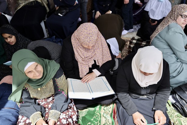 Foto - Rabbim, 'Kahhar' sıfatınla İsrail'i perişan eyle! Aksa'da üçüncü cuma namazı...