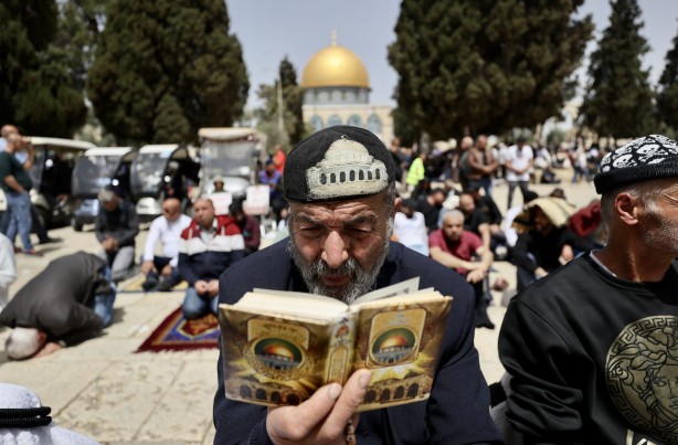 Foto - Rabbim, 'Kahhar' sıfatınla İsrail'i perişan eyle! Aksa'da üçüncü cuma namazı...
